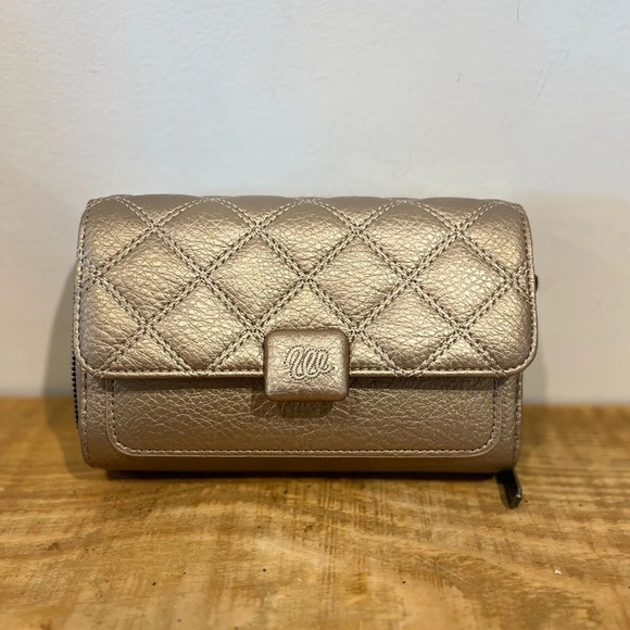 Wrangler‎ metallic quilted crossbody bag with guitar type strap NWOT - Picture 2 of 10